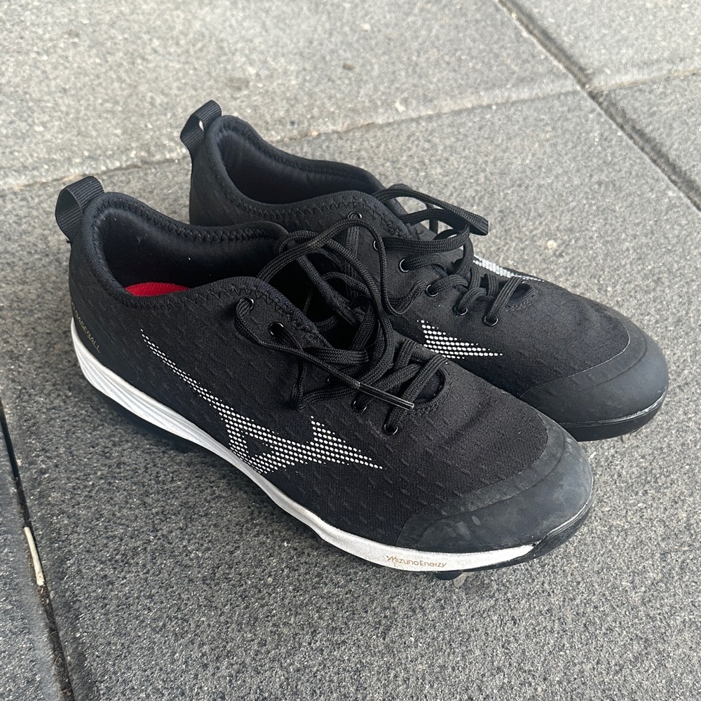 Mizuno Black and White Metal Baseball Cleats